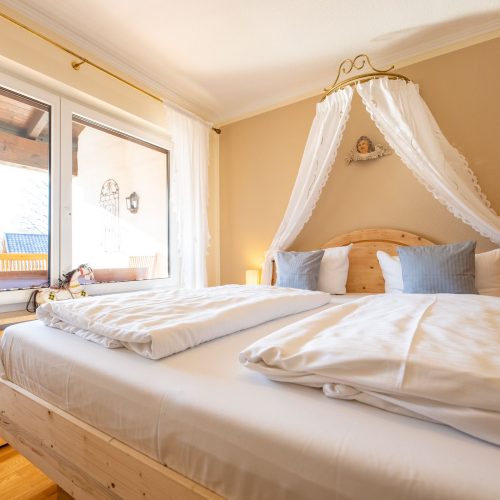 Doppelbett in Ferienwohnung in Garmisch-Partenkirchen