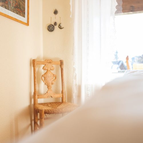 Stuhl im Schlafzimmer in Ferienwohnung in Garmisch-Partenkirchen