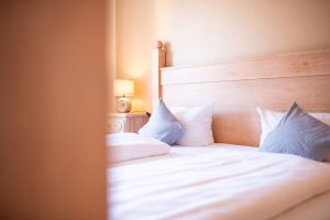 Doppelbett mit Nachttisch in Ferienwohnung in Garmisch-Partenkirchen