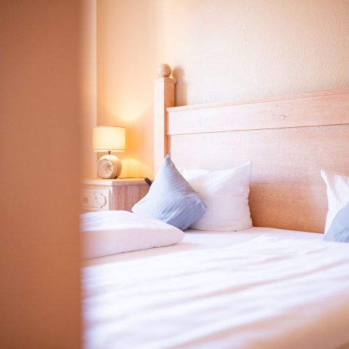 Doppelbett mit Nachttisch in Ferienwohnung in Garmisch-Partenkirchen