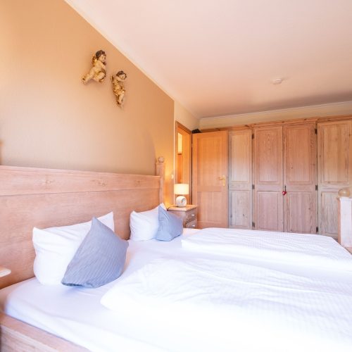 Doppelbett und Kleiderschrank in Ferienwohnung in Garmisch-Partenkirchen