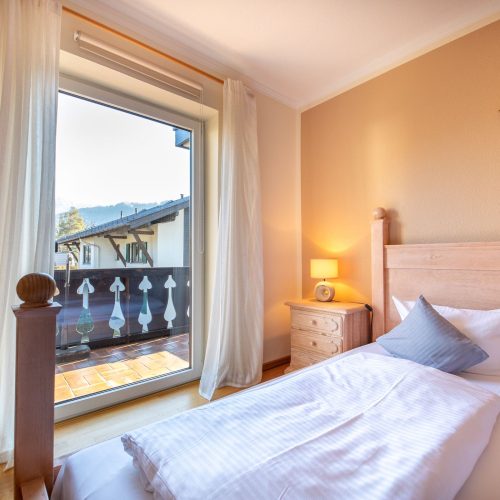 Doppelbett mit Balkon in Ferienwohnung in Garmisch-Partenkirchen