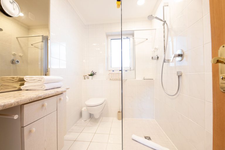 Dusche und Toilette in Ferienwohnung in Garmisch-Partenkirchen