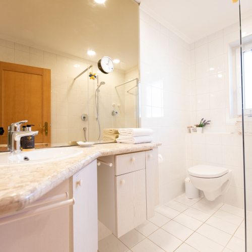 Badezimmer mit großem Spiegel in Ferienwohnung in Garmisch-Partenkirchen