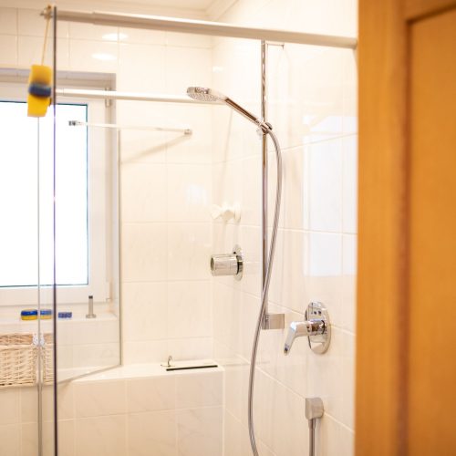 Dusche im Badezimmer in Ferienwohnung in Garmisch-Partenkirchen