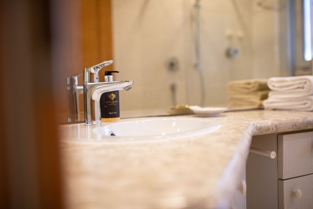 Badezimmer mit Waschbecken in Ferienwohnung in Garmisch-Partenkirchen