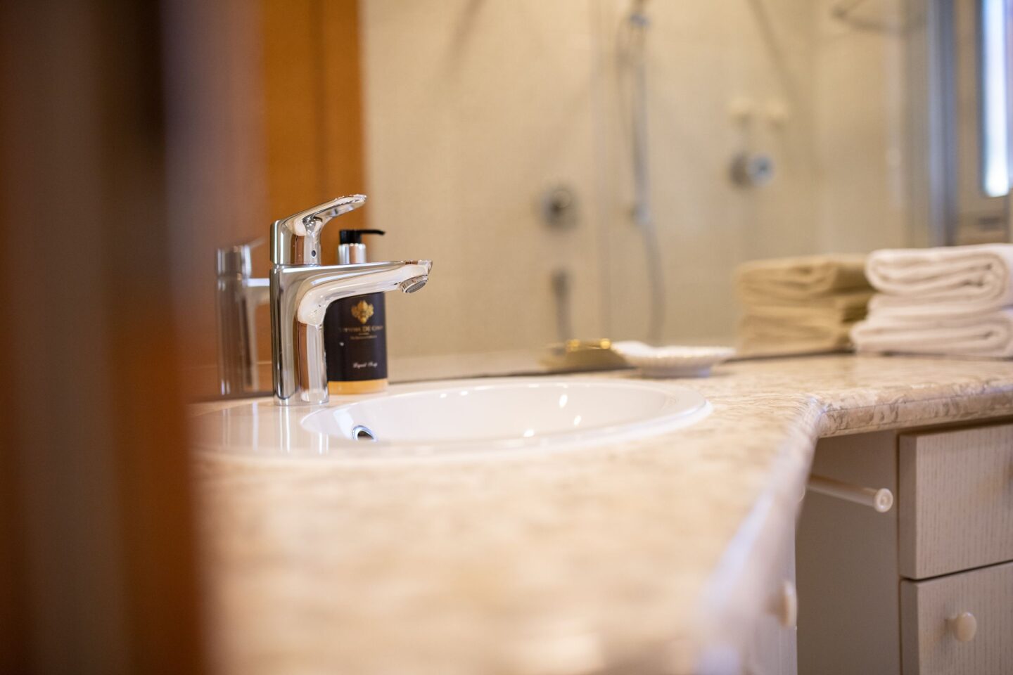 Badezimmer mit Waschbecken in Ferienwohnung in Garmisch-Partenkirchen