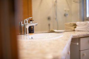 Badezimmer mit Waschbecken in Ferienwohnung in Garmisch-Partenkirchen