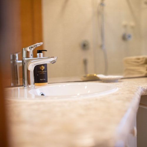 Badezimmer mit Waschbecken in Ferienwohnung in Garmisch-Partenkirchen