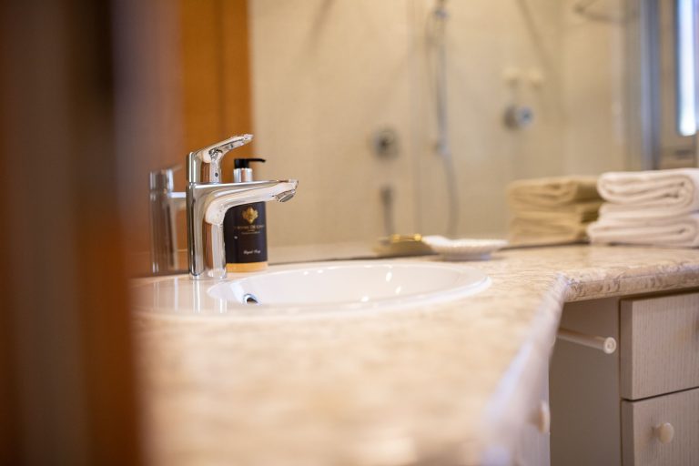 Badezimmer mit Waschbecken in Ferienwohnung in Garmisch-Partenkirchen