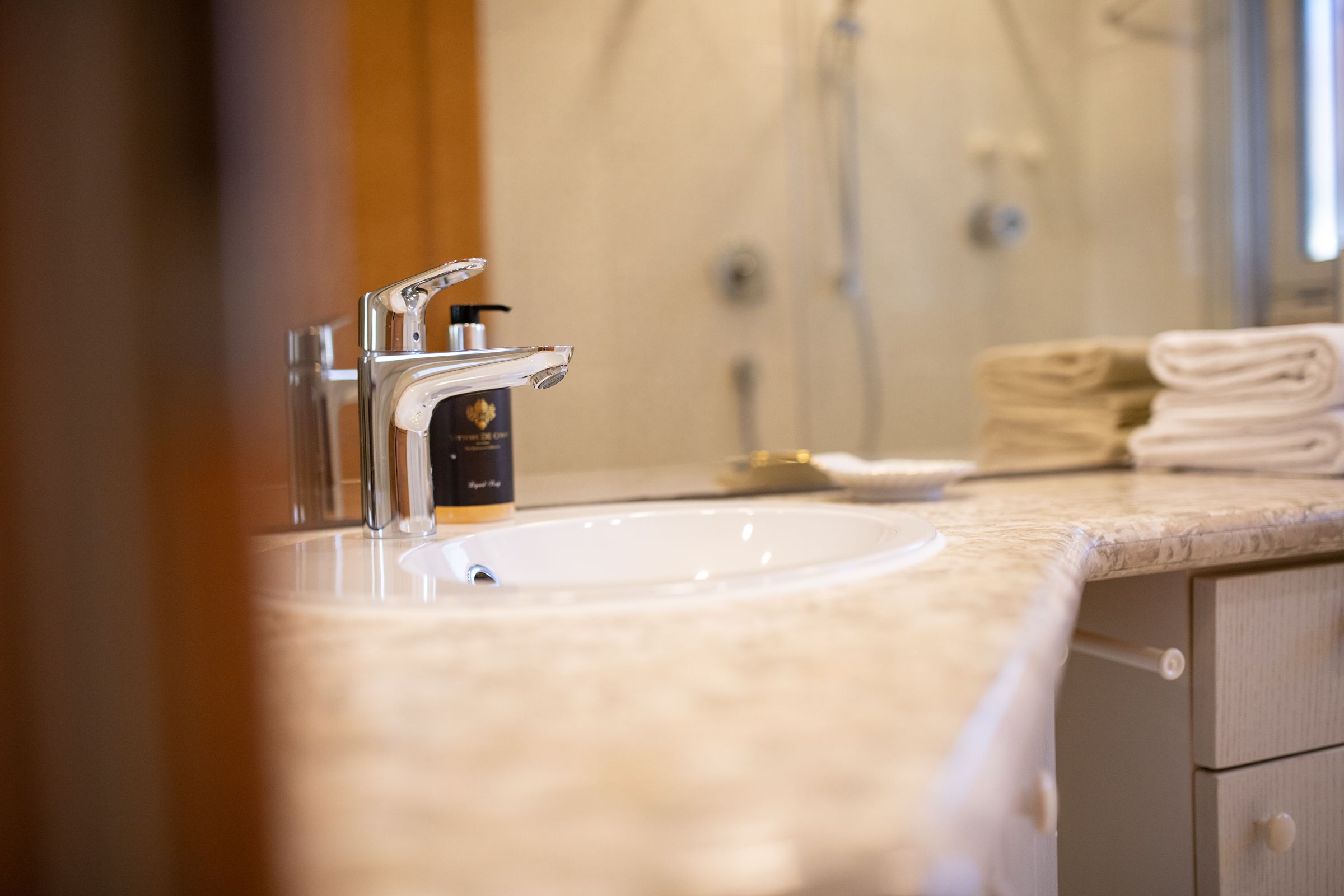 Badezimmer mit Waschbecken in Ferienwohnung in Garmisch-Partenkirchen