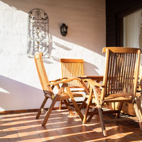 Balkon mit Stühlen und kleinem Tisch in Ferienwohnung in Garmisch-Partenkirchen