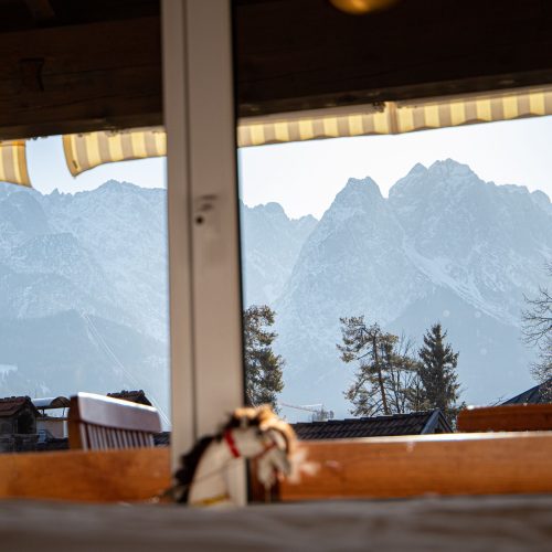 Fenster mit Aussicht in Ferienwohnung in Garmisch-Partenkirchen