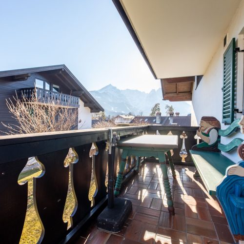 Balkon mit Bank in Ferienwohnung in Garmisch-Partenkirchen