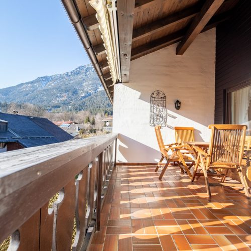 Balkon mit Stühlen in Ferienwohnung in Garmisch-Partenkirchen