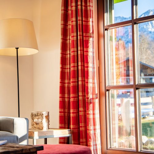 große Fenster mit Stehlampe in Ferienwohnung in Garmisch-Partenkirchen
