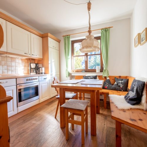 Küche und Esszimmer in Holz-Optik in Ferienwohnung in Garmisch-Partenkirchen