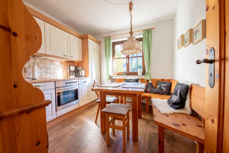 Küche und Esszimmer in Holz-Optik in Ferienwohnung in Garmisch-Partenkirchen