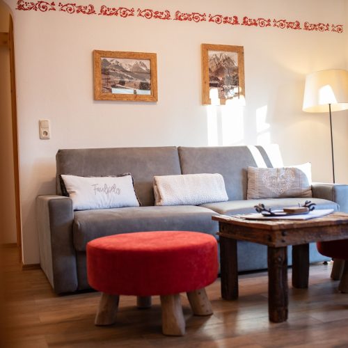 Graues Sofa mit Holztisch in Ferienwohnung in Garmisch-Partenkirchen
