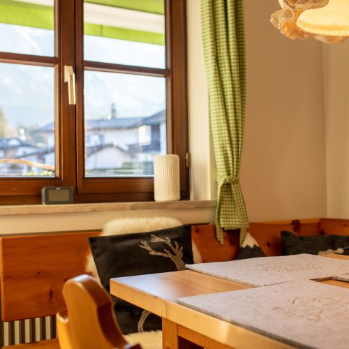 Essbereich mit grünen Vorhänge in Ferienwohnung in Garmisch-Partenkirchen