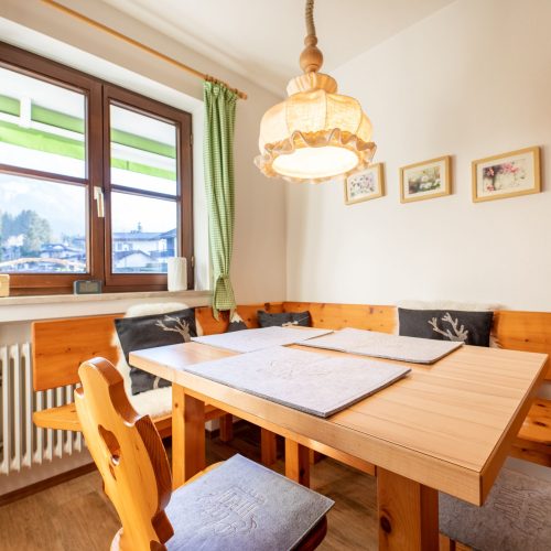 Essbereich mit Bank in Ferienwohnung in Garmisch-Partenkirchen