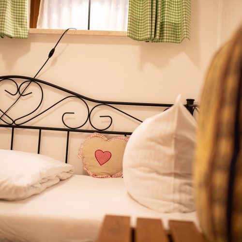 Schlafzimmer mit Einzelbett in Ferienwohnung in Garmisch-Partenkirchen