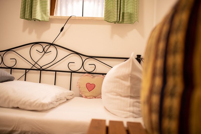 Schlafzimmer mit Einzelbett in Ferienwohnung in Garmisch-Partenkirchen