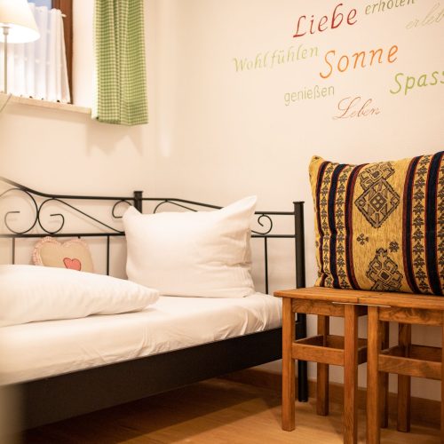 Schlafzimmer mit Kissen in Ferienwohnung in Garmisch-Partenkirchen