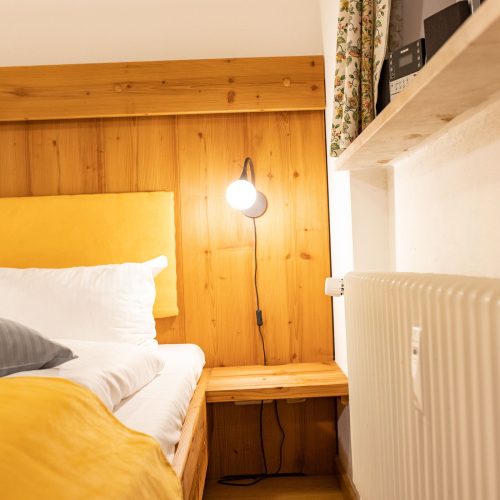 Doppelbett mit Kissen in Ferienwohnung in Garmisch-Partenkirchen