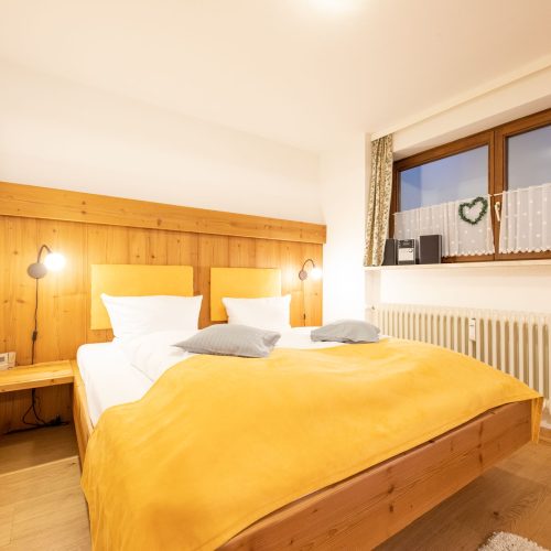 Doppelbett in Ferienwohnung in Garmisch-Partenkirchen