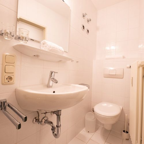 Badezimmer mit Waschbecken in Ferienwohnung in Garmisch-Partenkirchen