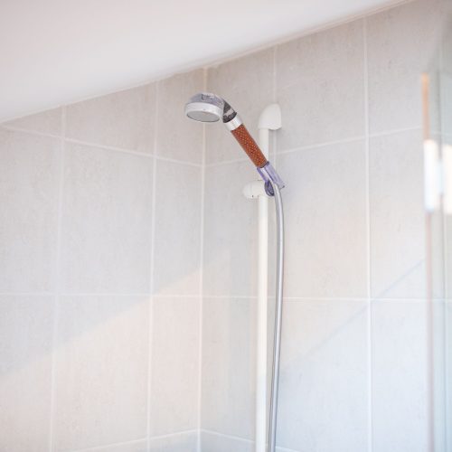 Dusche im Badezimmer einer Ferienwohnung in Garmisch-Partenkirchen