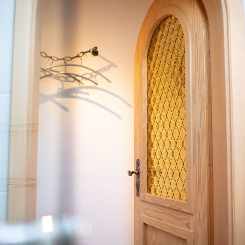 Gebogene Holztür in Ferienwohnung in Garmisch-Partenkirchen