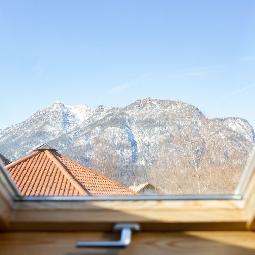 Blick durchs Dachfenster auf die Berge von Garmisch-Partenkirchen