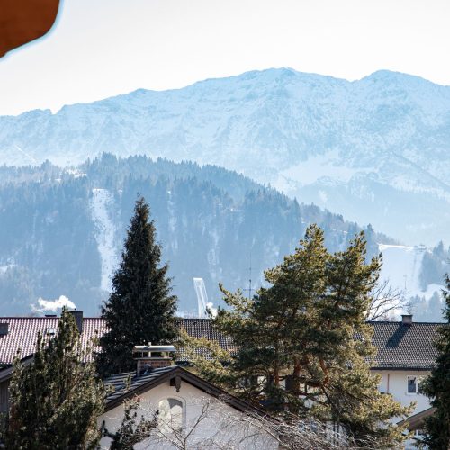 Blick auf die verschneiten Berge von Garmisch-Partenkirchen