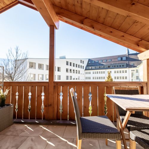 Balkon mit Holzüberdachung an Ferienwohnung in Garmisch-Partenkirchen