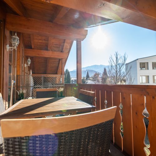 Balkon mit Tisch und Stühlen an Ferienwohnung in Garmisch-Partenkirchen