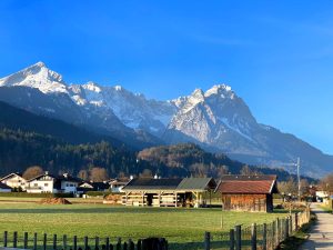 Die Berge von Garmisch-Partenkirchen unter blauem Himmel