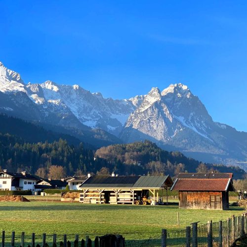 Die Berge von Garmisch-Partenkirchen unter blauem Himmel