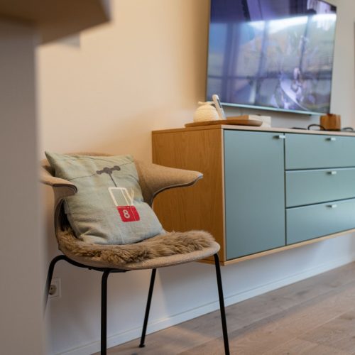 Fernseher und Wandschrank in Ferienwohnung in Garmisch-Partenkirchen