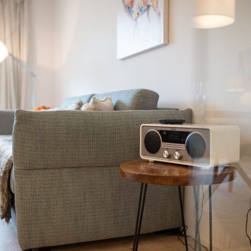 Beistelltisch und Radio in Ferienwohnung in Garmisch-Partenkirchen