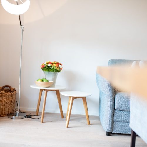 Beistelltische an Sofa in Ferienwohnung in Garmisch-Partenkirchen