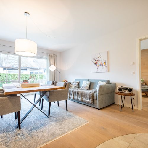 Esstisch mit grauem Teppich in Ferienwohnung in Garmisch-Partenkirchen