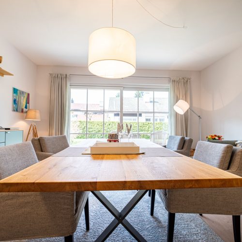 Esstisch und Sofa in Ferienwohnung in Garmisch-Partenkirchen