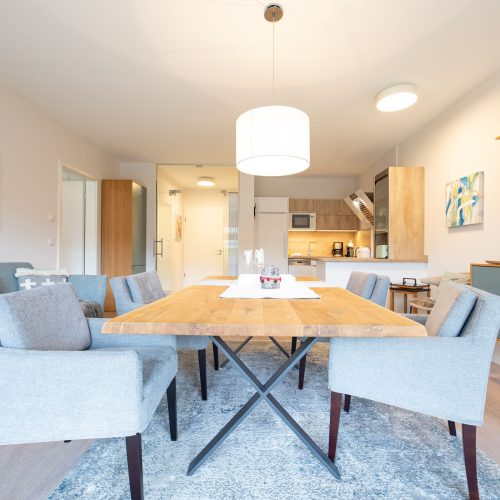 Esstisch mit vier Stühlen in Ferienwohnung in Garmisch-Partenkirchen