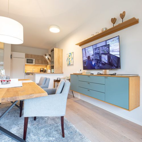 Esstisch und großes Fernseher in Ferienwohnung in Garmisch-Partenkirchen