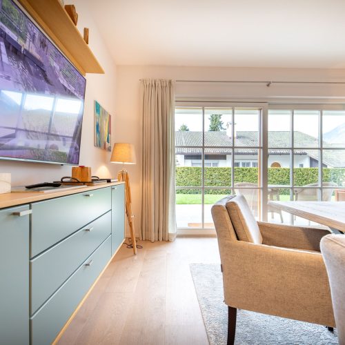 Sideboard mit Fernseher in Ferienwohnung in Garmisch-Partenkirchen