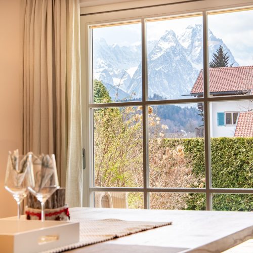 Hohe Fensterfront und die Berge in Ferienwohnung in Garmisch-Partenkirchen