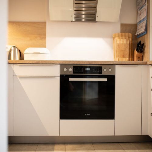 Küche mit kleinem Backofen in Ferienwohnung in Garmisch-Partenkirchen