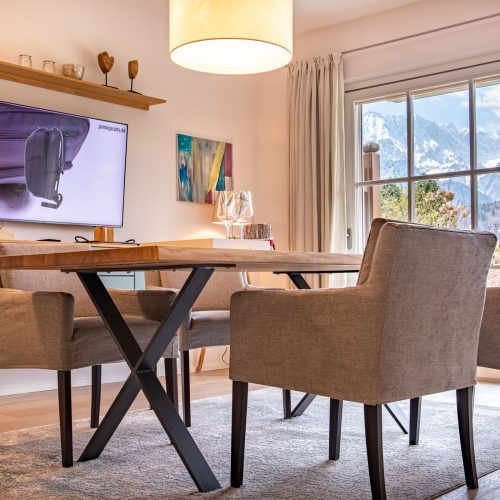 Esstisch mit Blick auf den Fernseher in Ferienwohnung in Garmisch-Partenkirchen